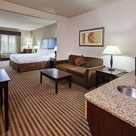Holiday Inn Express & Suites Brady By Ihg Exterior foto