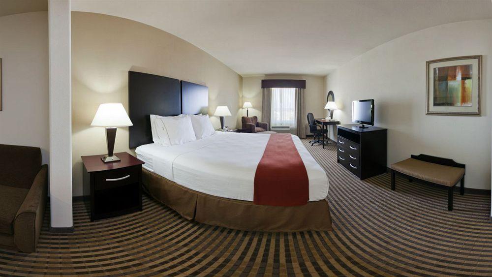 Holiday Inn Express & Suites Brady By Ihg Exterior foto