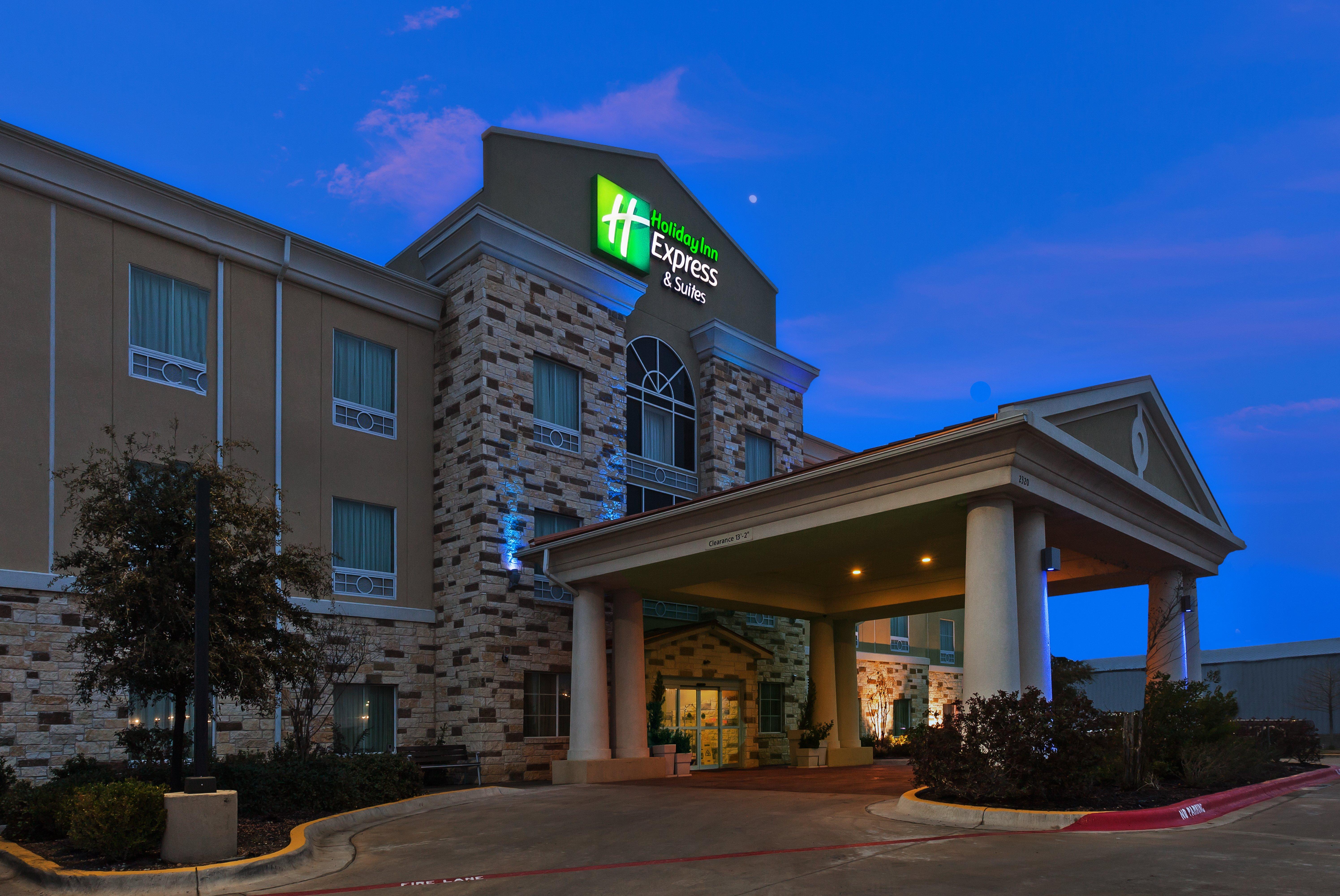 Holiday Inn Express & Suites Brady By Ihg Exterior foto