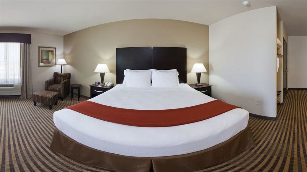 Holiday Inn Express & Suites Brady By Ihg Exterior foto